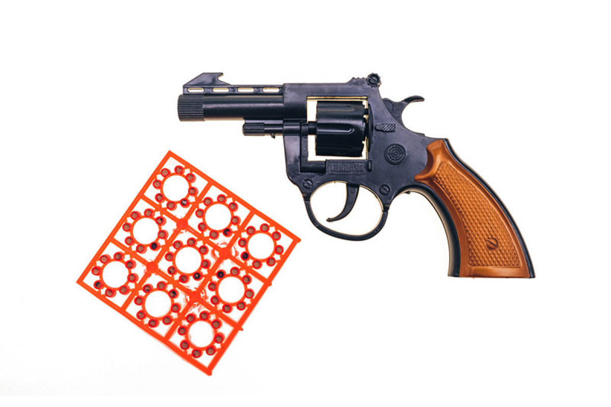Іграшковий револьвер "Кольт" Golden Gun 110 / 120GG з пістонами Іграшковий револьвер "Кольт" Golden Gun 110 / 120GG з пістонами