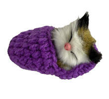 Дитячий антистрес "Котик спить у в'язаній тапочці" MM418(Violet)