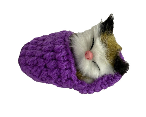 Дитячий антистрес "Котик спить у в'язаній тапочці" MM418(Violet)